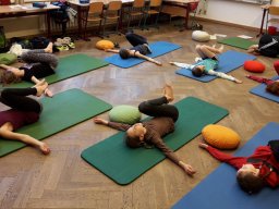 06 Yoga Uebung Krokodil